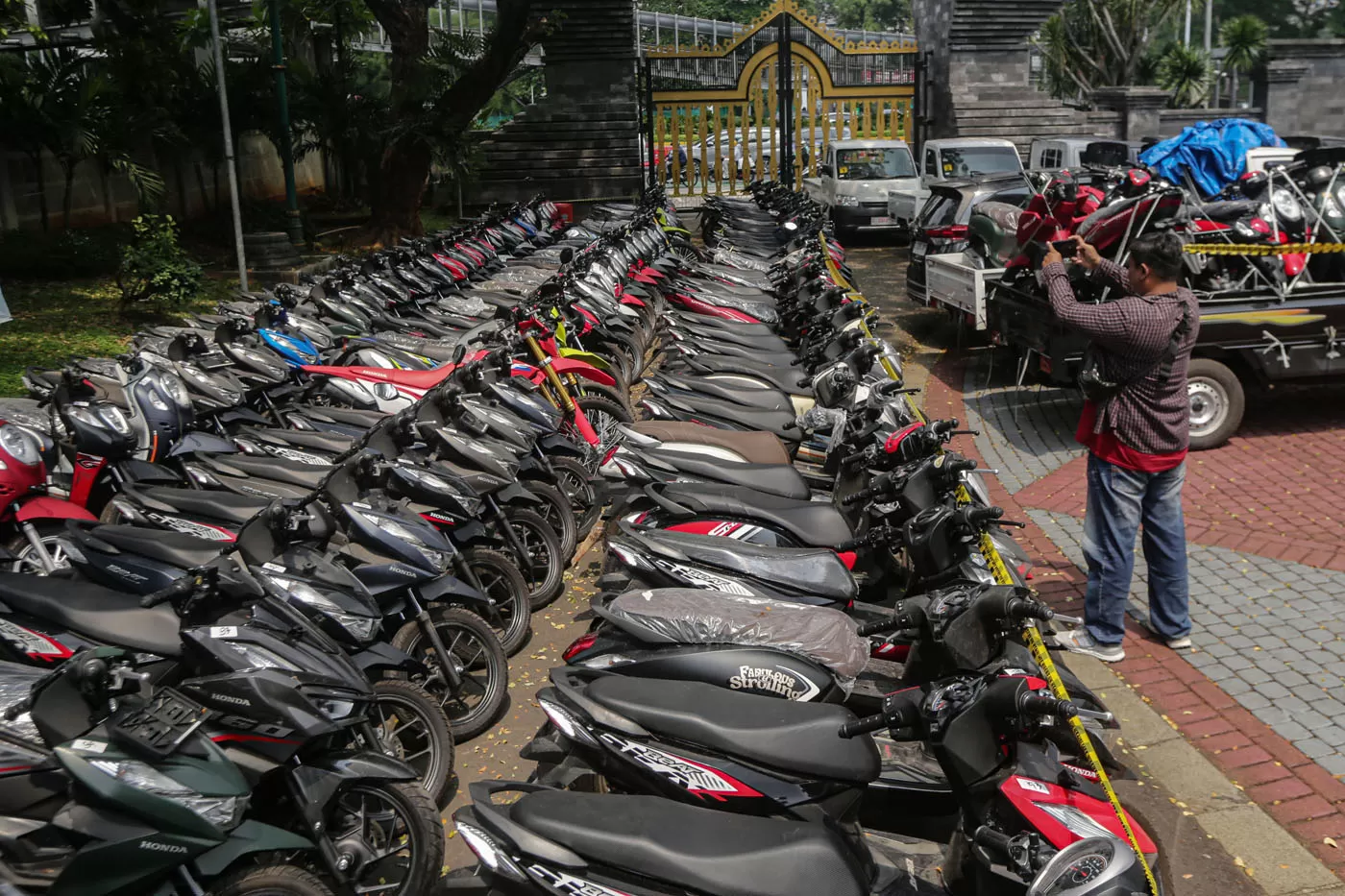 Warga bersama polisi mencari kendaraan yang hilang setelah rilis ratusan kendaraan hasil curian di Gudang Balkir Pusat Zeni TNI Angkatan Darat (AD) di Polda Metro Jaya, Jakarta.