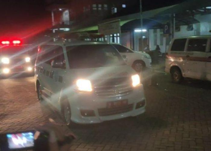 Empat korban meninggal dari tragedi carok di Desa Banyuanyar, Kecamatan Tanjung Bumi dibawa empat unit mobil ambulan tiba di Kamar Pemulasaran Jenazah RSUD Syamrabu Bangkalan. (Istimewa)