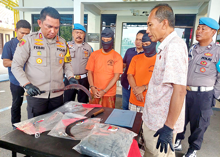 MINTA KETERANGAN: Kapolres Bangkalan AKBP Febri Isman Jaya berdialog dengan Hasan Busri dan Mohammad Wardi di halaman mapolres. (ZEINAL ABIDIN/JPRM)