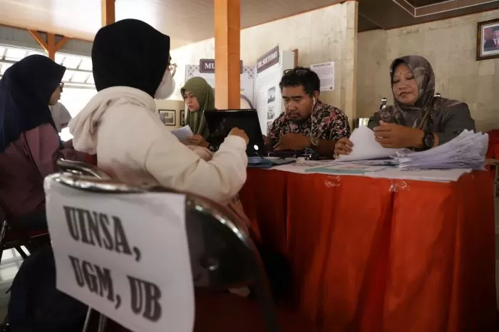 Ilustrasi mahasiswa mendaftar Beasiswa Pemuda Tangguh Surabaya. (Pemkot Surabaya)