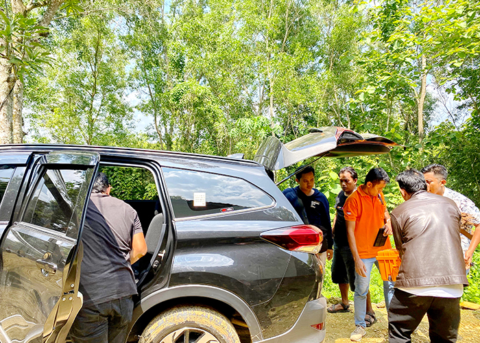 JADI ATENSI: Polisi membawa barang bukti dan saksi usai melakukan olah TKP di Dusun Lorpolor, Desa Karanggayam, Kecamatan Omben, Sampang, Selasa (9/1). (MOH. IQBAL AFGANI/JPRM)