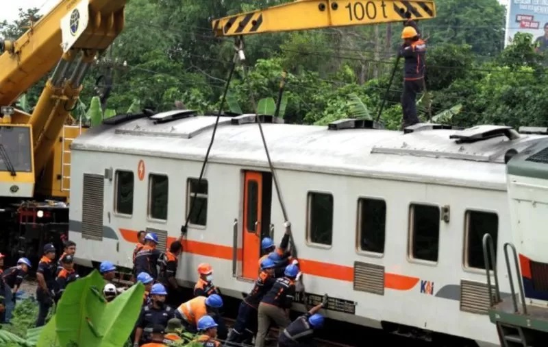 Petugas menggunakan Kereta luar biasa (KLB) Crane mengevakuasi kereta api KA Pandalungan relasi Gambir-Surabaya-Jember yang anjlok di emplasemen Stasiun Tanggulangin, Sidoarjo, Jawa Timur. (Foto : Antara)