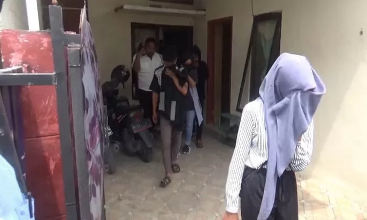 Penggerebekan kos mesum di Jombang berhasil mengamankan sejumlah pasangan bukan suami istri/ sumber : Radar Jombang/Anggi Fridianto