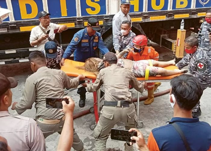 DAMPAK ASAP PEKAT: Proses evakuasi salah seorang korban kebakaran gedung Karaoke Orange di Kota Tegal, Jawa Tengah, Senin (15/1). (AGUS WIBOWO/RADAR TEGAL)