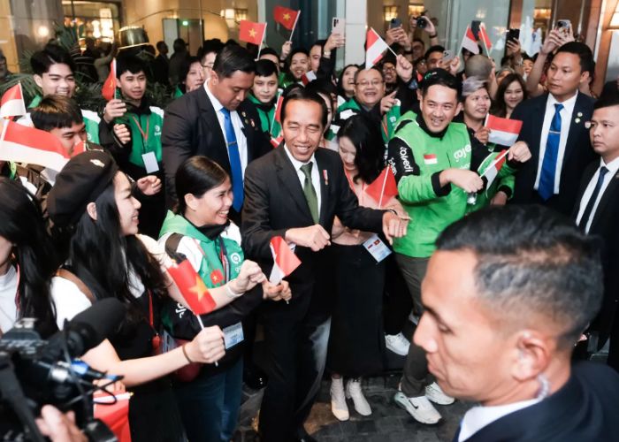 Presiden Jokowi berjoget bareng puluhan WNI dan driver ojek online yang berasal dari warga Indonesia dan Vietnam saat tiba di Hanoi, Vietnam pada Kamis (11/1/2024). (Dok. Setpres)