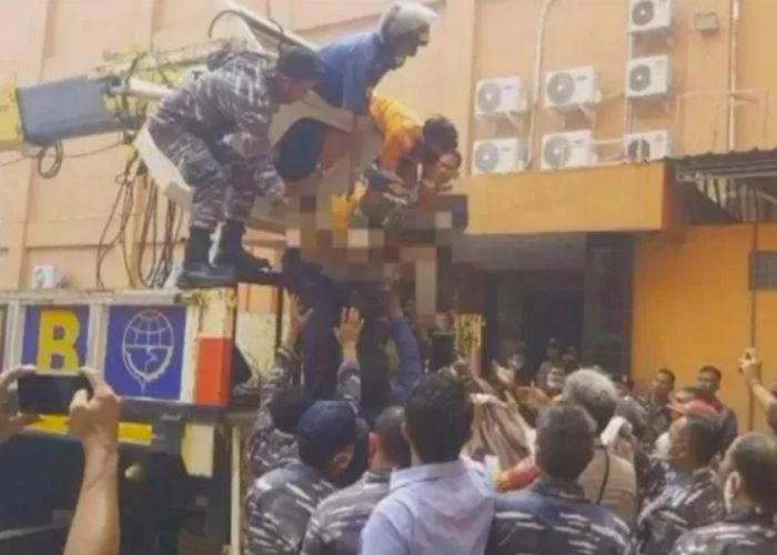 DRAMATIS: Proses evakuasi korban kebakaran New Orange Karaoke di Kota Tegal hari ini, Sanin (15/1). (ISTIMEWA)