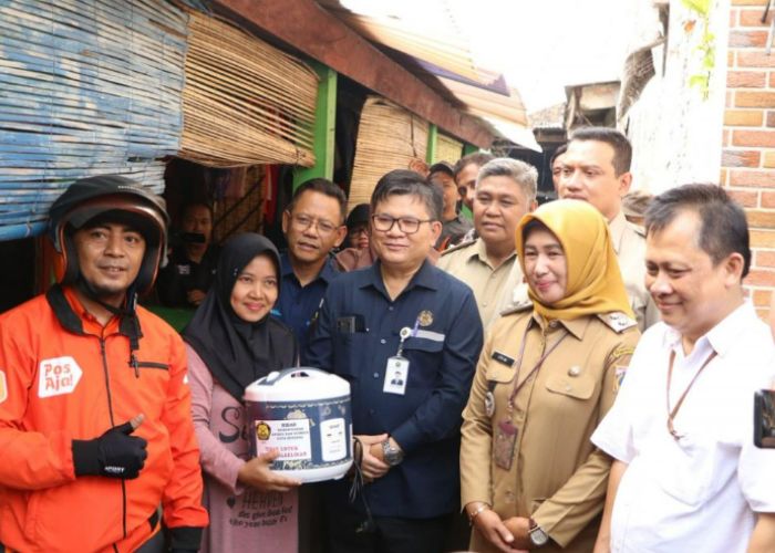 Pembagian rice cooker gratis kepada masyarakat di Kelurahan Pulo Gebang, Jakarta Timur yang dilakukan Kementerian Energi dan Sumber Daya Mineral (ESDM) pada Selasa (12/12/2023). (Kementerian ESDM)