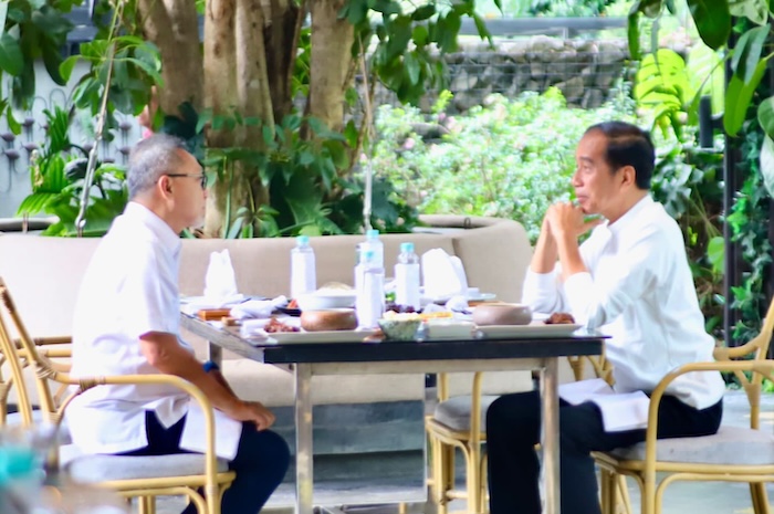 Presiden Jokowi saat mengajak ketua Umum Partai Amanat Nasional (PAN) Zulkifli Hasan ngobrol empat mata sembari makan siang di Bogor. (Istimewa)