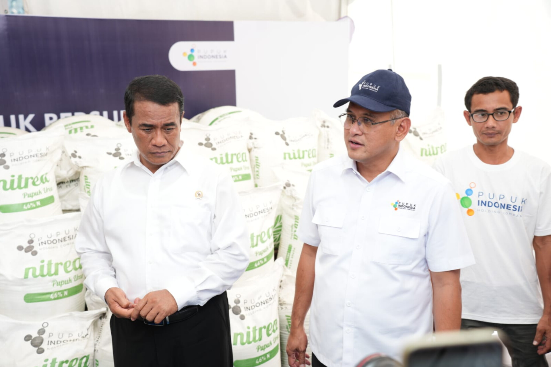 Mentan Andi Amran Sulaiman meninjau stok pupuk.