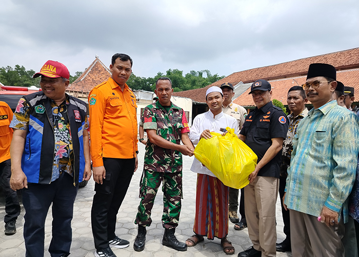 EMPATI: Pj Bupati Pamekasan Masrukin memberikan bantuan kepada pengurus Ponpes Miftahul Ulum Panyepen, Desa Potoan Laok, Kecamatan Palengaan. (LAILIYATUN NURIYAH/JPRM)