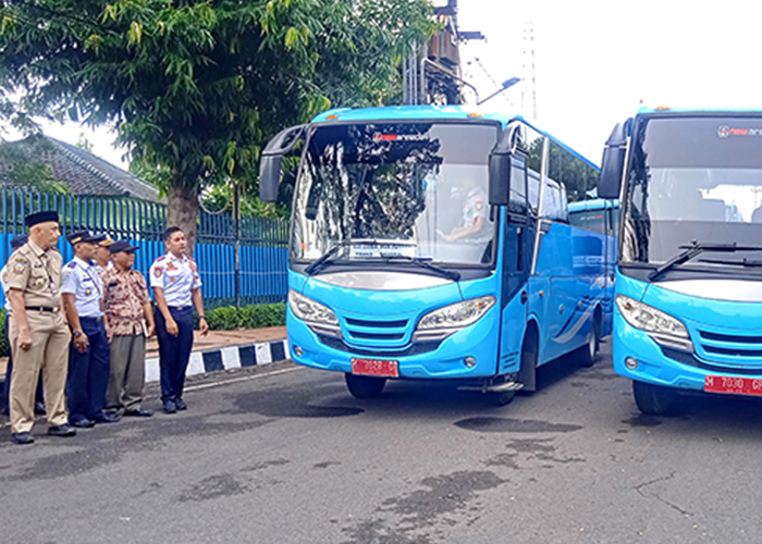 TRIAL: Pj Bupati Bangkalan Arif M. Edie menyaksikan pemberangkatan uji coba bus feeder Trans Jatim di Depan Pendopo Agung.