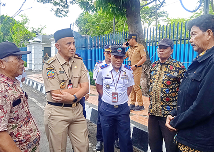 DIALOG INTERAKTIF: Pj Bupati Bangkalan Arief M. Edie berbincang dengan sopir yang mengoperasikan bus feeder Trans Jatim di Depan Pendopo Agung.