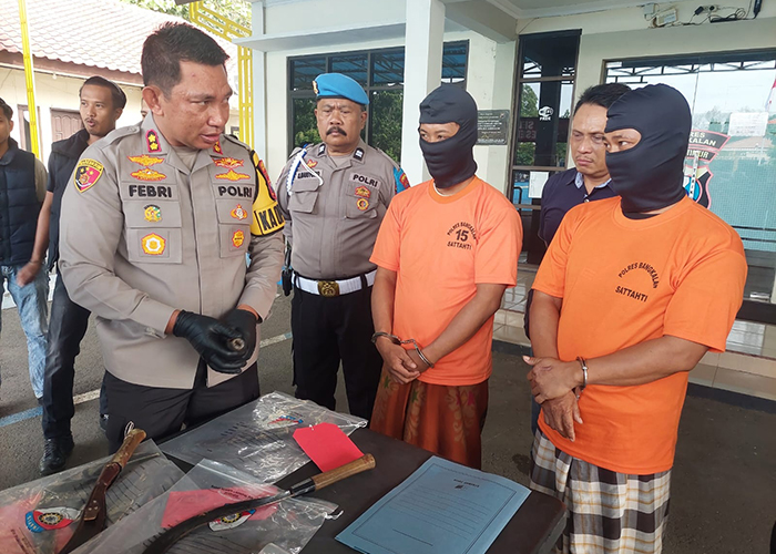 TEGAS: Kapolres Bangkalan AKBP Febri Isman Jaya menginterogasi Hasan Busri dan Wardi dalam ungkap kasus yang menewaskan empat korban di mapolres Minggu (14/1). (ZEINAL ABIDIN/JPRM)