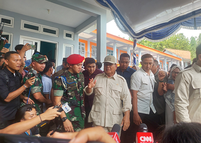 BERWIBAWA: Menteri Pertahanan Prabowo Subianto memberikan keterangan kepada awak media saat berkunjung ke Pondok Pesantren Al Anwar, Kecamatan Modung, Bangkalan. (ZEINAL ABIDIN/JPRM)
