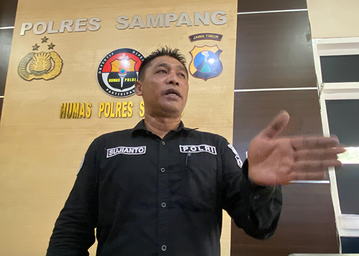 BERI KETERANGAN: Kasihumas Polres Sampang Ipda Sujianto saat ditemui di ruangannya. (MOH. IQBAL AFGANI/JPRM)