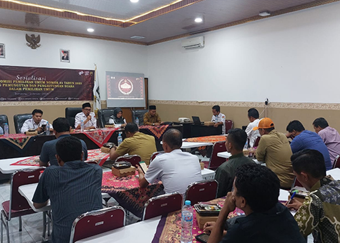 SERIUS: Perwakilan partai politik dan stakeholder rapat koordinasi dengan komisioner KPU di kantor KPU Sampang, Senin (15/1). (JUNAIDI PONDIYANTO/JPRM)