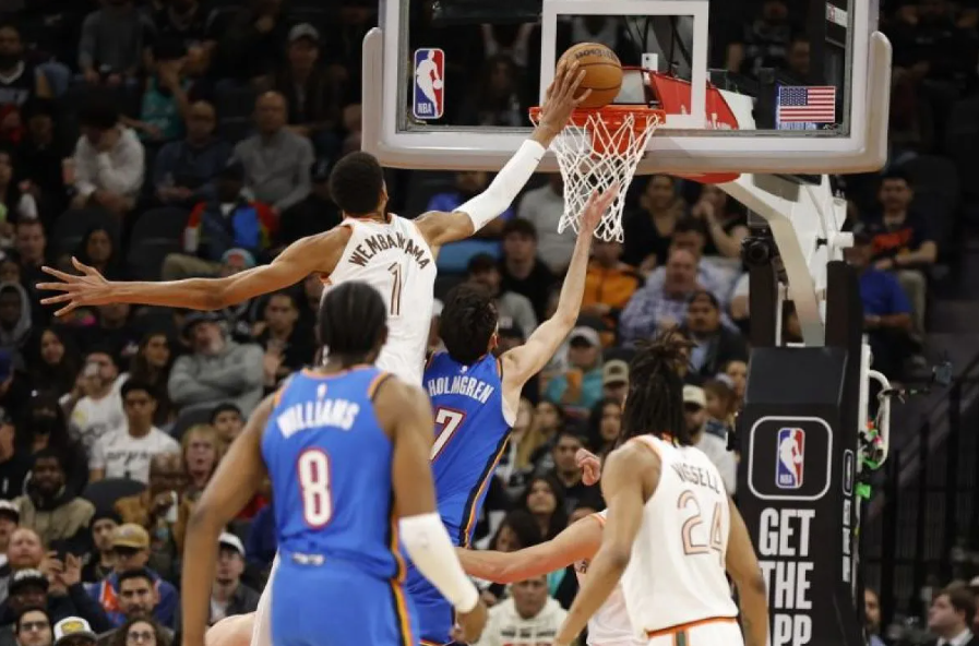 Bintang San Antonio Spurs Victor Wembanyama melakukan dunk sambil dibayang-bayangi oleh pemain Oklahoma City Thunder Chet Holmgren dalam laga NBA. (Foto: ANTARA.COM)