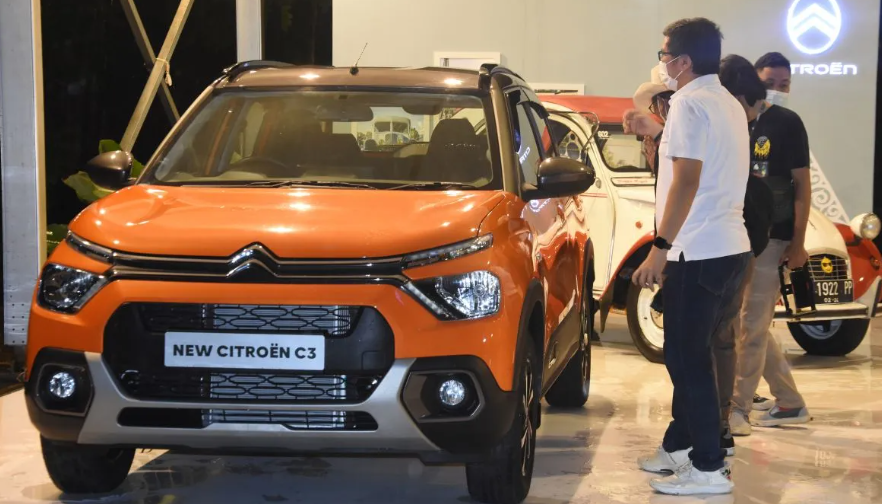 Pengunjung melihat produk baru Citroen saat peluncuran merek tersebut di Jakarta, Selasa (4102022). (Foto: ANTARA.COM)
