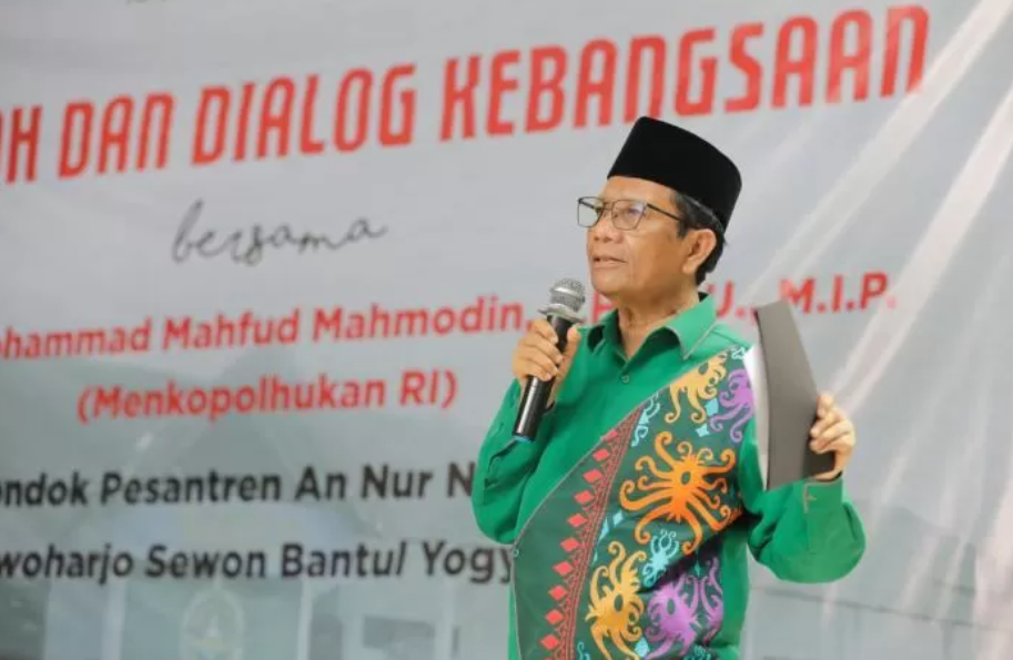 Calon wakil presiden (cawapres) nomor urut 3 Mahfud MD dalam Halaqah dan Dialog Kebangsaan di Pondok Pesantren (Ponpes) An Nur Ngrukem di Krapyak. (Foto: jawapos.com)