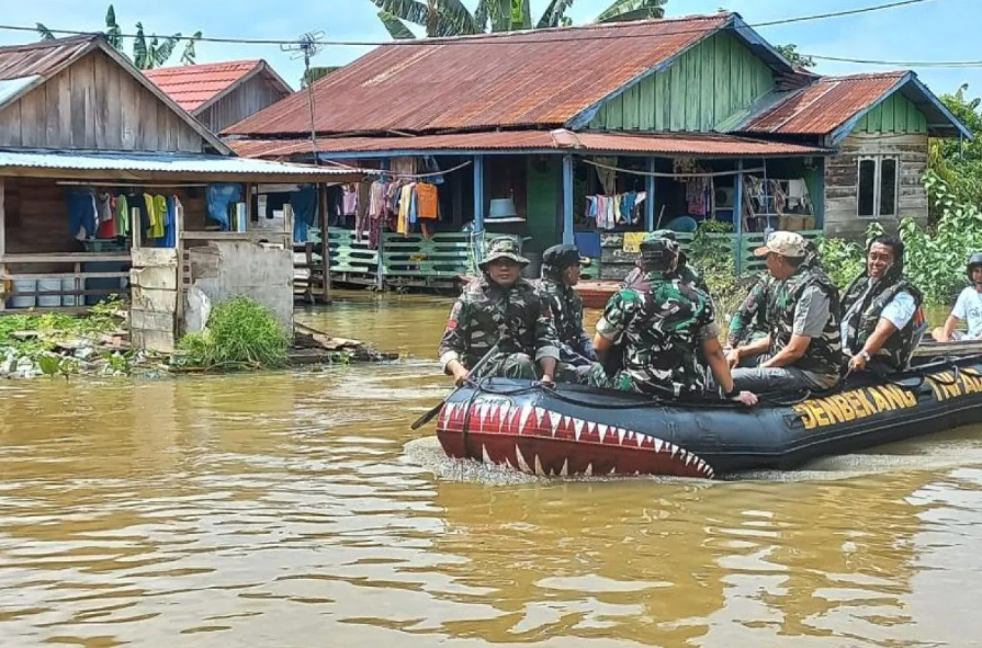 Deputi Bidang Penanganan Darurat BNPB Mayjen TNI Fajar Setiawan memantau langsung wilayah terdampak banjir di Provinsi Jambi. (Foto: ANTARA.COM)