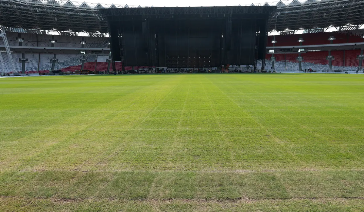 Kondisi lapangan Stadion Utama Gelora Bung Karno (SUGBK) dalam pertandingan antara Timnas Indonesia U-20 kontra Thailand. (Foto: Bola.com)