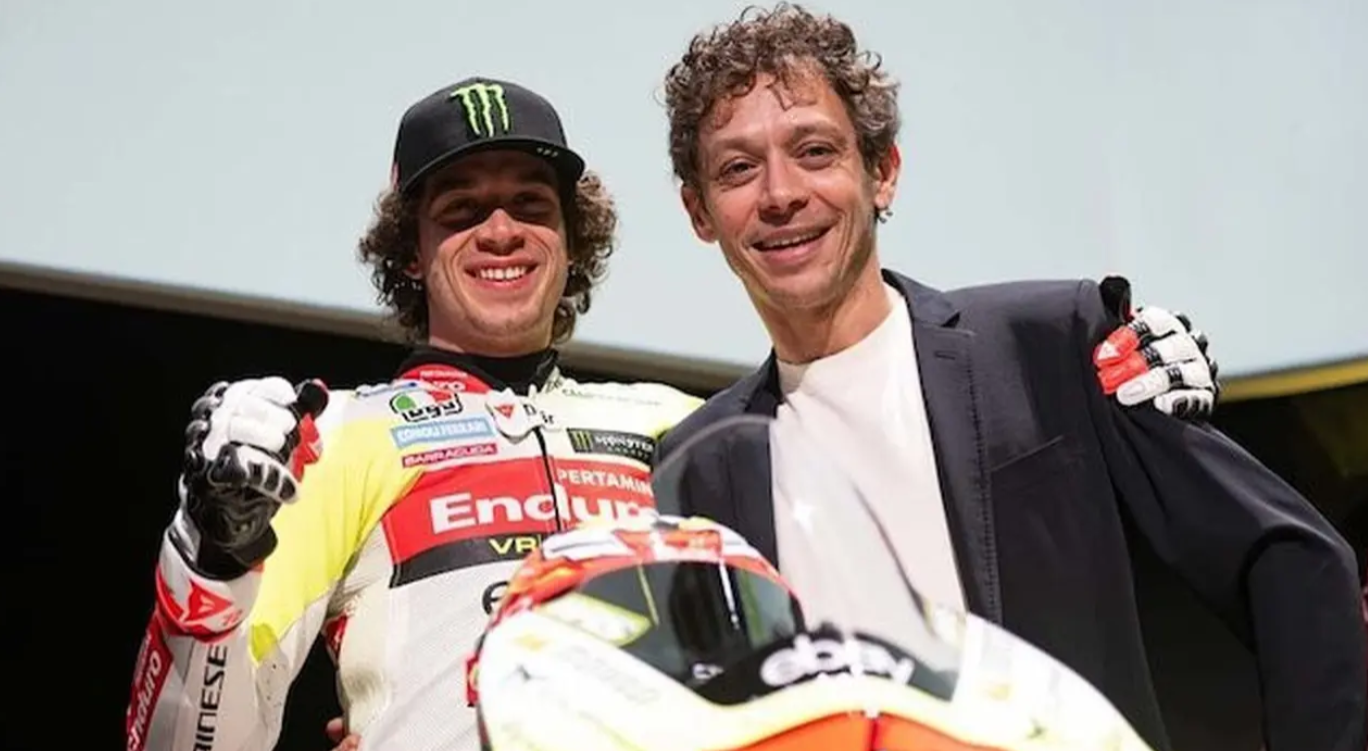 Pembalap VR46 Racing Team, Marco Bezzecchi bersama sang bos tim Valentino Rossi. (Foto: bola.com)