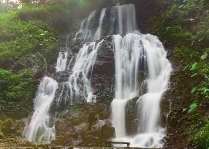 Keindahan Air Terjun Watu Lumpang di Mojokerto. (Instagram @fyi.travel)