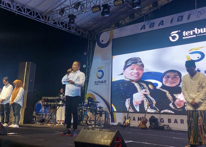 Bupati Sampang H. Slamet Junaidi memberikan sambutan di panggung Aba Idi Pamit yang digelar di Alun-Alun Trunojoyo pada Minggu (28/1) malam.