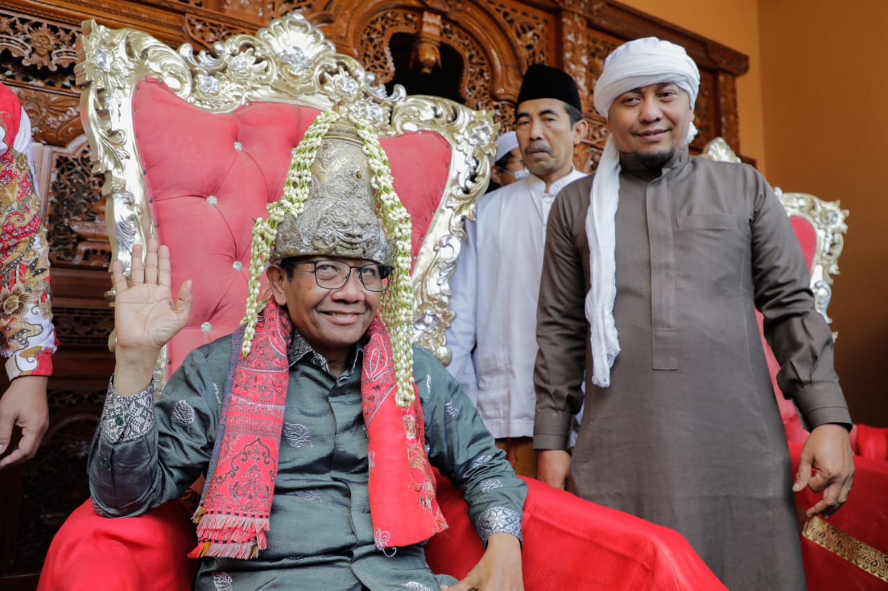 Calon wakil presiden (cawapres) nomor urut 3, Mahfud MD berkunjung ke Pondok Pesantren (Ponpes) Al-Bustomi atau Padepokan Anti Galau di Desa Sinarrancang, Kecamatan Mundu, Kabupaten Cirebon, Jabar.