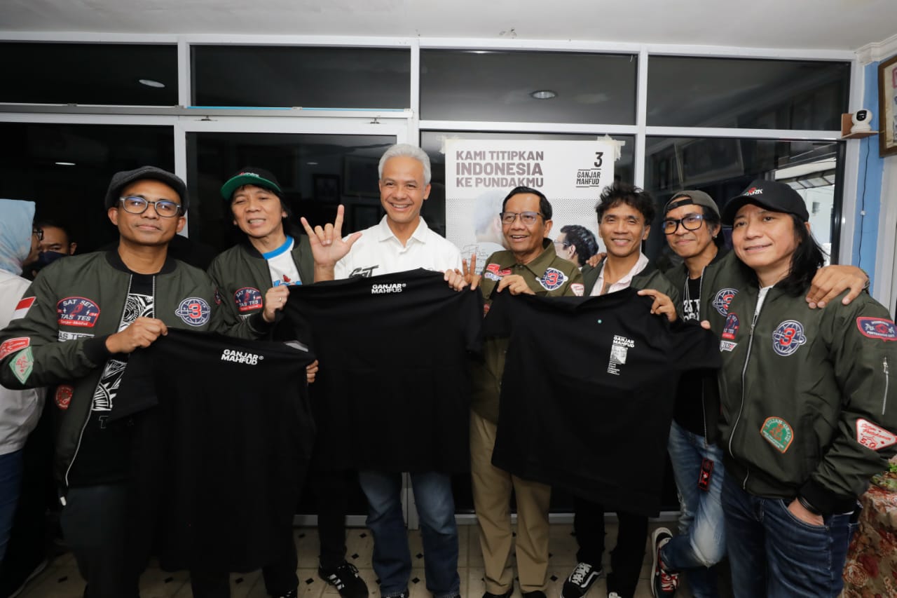 Calon presiden nomor urut 3 Ganjar Pranowo dan cawapres Mahfud MD bersama Personel grup musik Slank saat deklarasi dukungan di jalan Potlot, Jakarta, Sabtu (20/1/2024).  (DOK: TPN GANJAR-MAHFUD)
