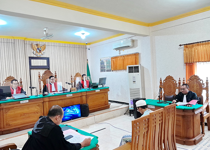 TERJERAT HUKUM: Terdakwa Karimullah menjalani sidang dugaan pembunuhan gadis Prancak di PN Sumenep, Senin (15/1). (MOH. BUSRI/JPRM)