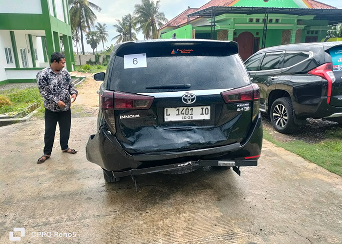 SITA PERHATIAN: Kondisi mobil rombongan capres poslon nomor urut 01 yang terlibat tabrakan di Desa Pragaan Laok, Kecamatan Pragaan, Sumenep. (POLRES SUMENEP)