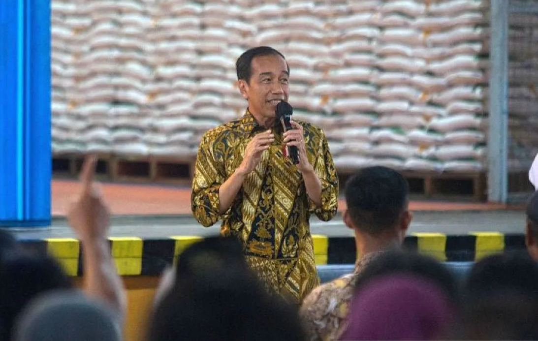 Presiden Jokowi sedang berdialog dengan warga penerima bantuan pangan beras di gudang Bulog Kalasan, Sleman, Yogyakarta pada hari Senin (29/1).  (Andreas Fitri Atmoko/ANTARA)