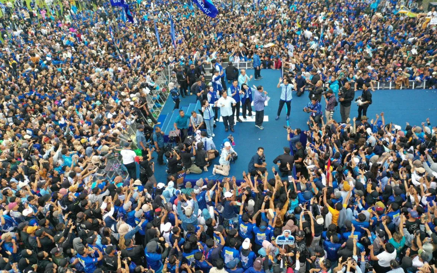 Calon presiden nomor urut 2 Prabowo Subianto berjoget bersama warga serta petinggi Partai Demokrat saat agenda kampanye nasional Partai Demokrat di GOR Gajayana, Kota Malang. (Foto: ANTARA.COM)