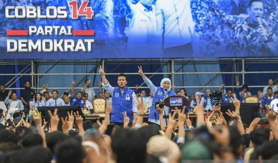 Juru Kampanye TKN Prabowo-Gibran Khofifah Indar Parawansa (kanan) bersama Ketua DPD Partai Demokrat Jawa Timur Emil Dardak (kiri) melakukan orasi saat hadir dalam kampanye akbar. (Foto: ANTARA.COM)