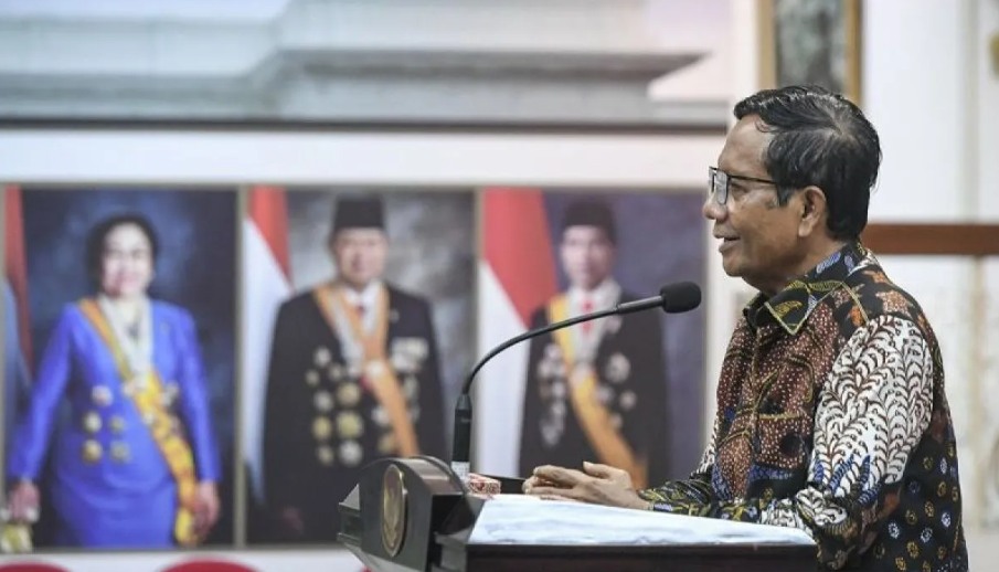 Menko Polhukam Mahfud MD memberikan keterangan pers usai menyampaikan permohonan pengunduran diri sebagai Menko Polhukam kepada Presiden Joko Widodo. (Foto: ANTARA.COM)