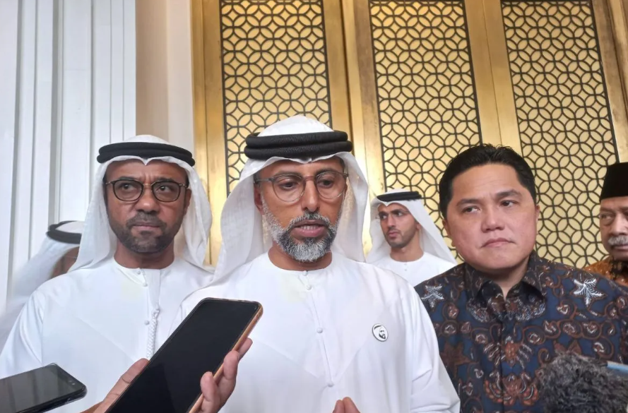 Menteri Energi Uni Emirat Arab (UEA) Suhail Al Mazroui (tengah) dan Menteri BUMN Erick Thohir (kanan) berbicara kepada wartawan setelah acara UAE-Indonesia Roundtable Discussion. (Foto: ANTARA.COM)