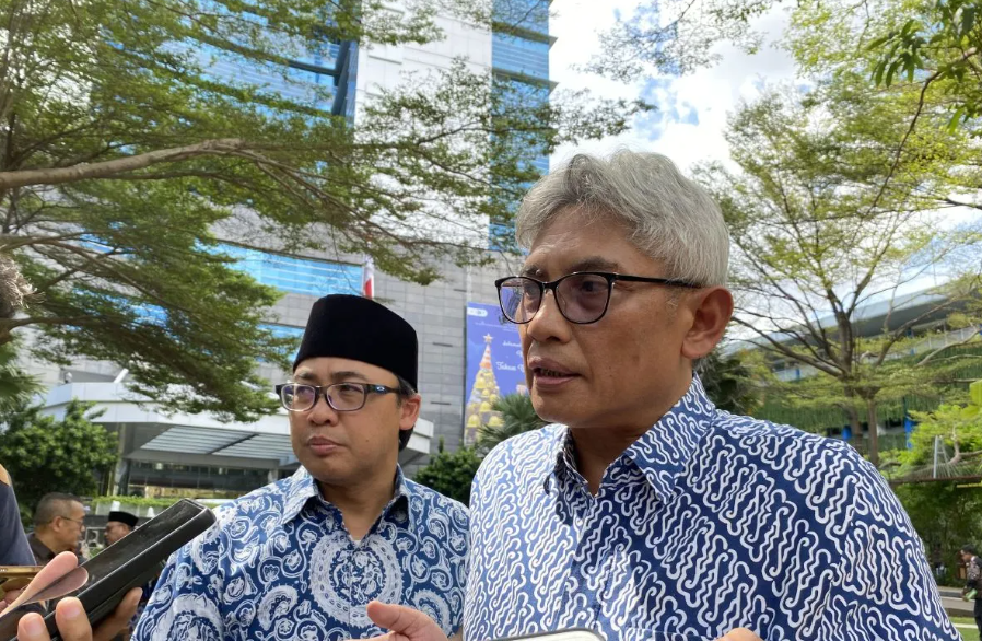 Direktur Jenderal Bina Marga Kementerian PUPR Hedy Rahadian (kanan) menjawab pertanyaan wartawan di Jakarta, Jumat (2/2/2024). (Foto: antara.com)