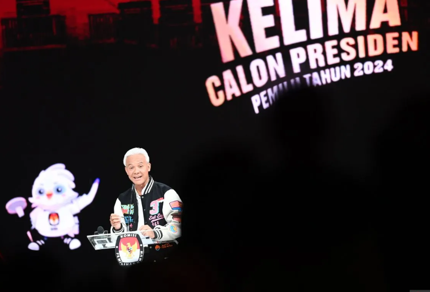 Capres nomor urut 3 Ganjar Pranowo menyampaikan pemaparan saat Debat Kelima Capres Pemilu 2024. (Foto: kilat.com)