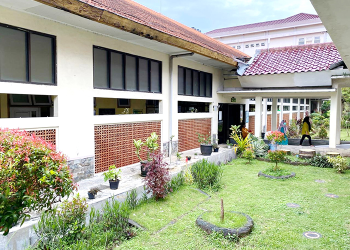 AKAN DIBANGUN: Warga berada di depan gedung Irna F RSUD Syamrabu. (JUPRI/JPRM)