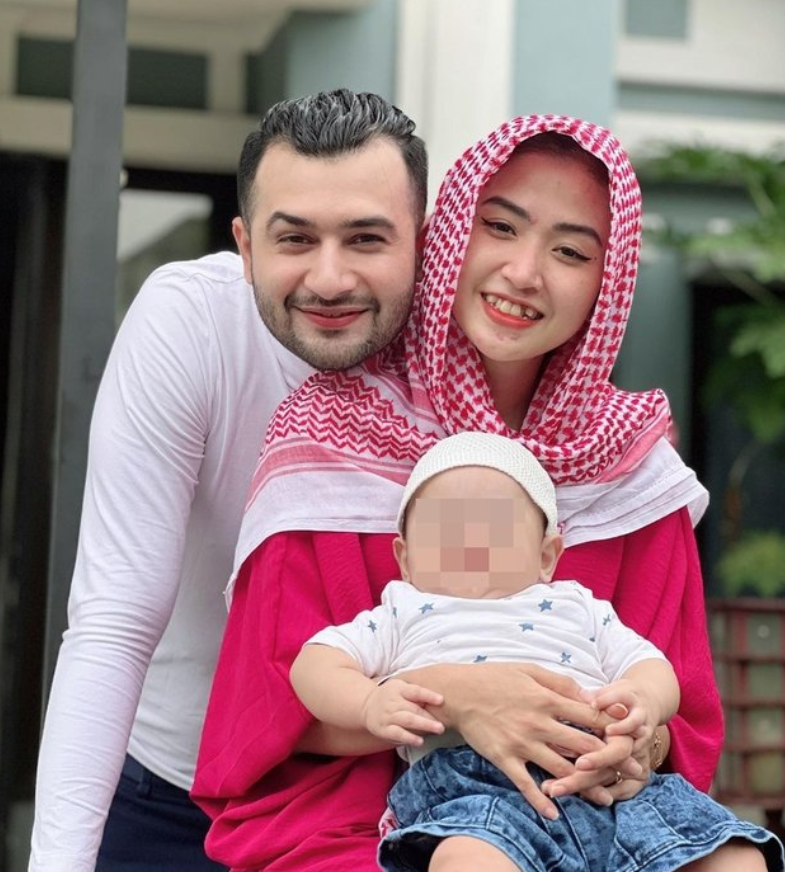 Ketika awal menikah, Venny sempat ramai lantaran mencibir mantan istri Akash yang tidak memiliki anak. (Foto: kapanlagi.com)