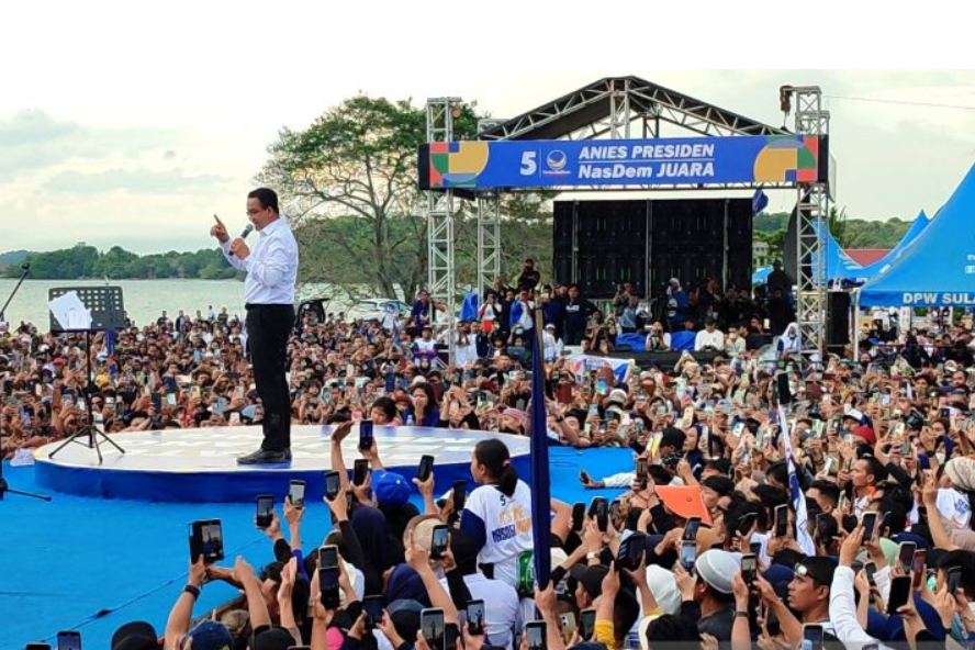 Calon Presiden nomor urut 1 Anies Rasyid Baswedan (tengah) menyapa puluhan ribu relawan. (Foto: antara.com)