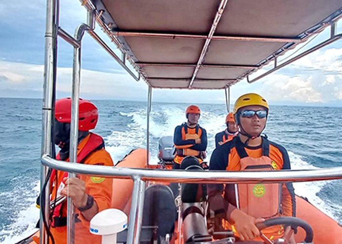 SIAGA: Tim Basarnas melakukan pencarian penumpang KM Sabuk Nusantara 92 yang meloncat dalam pelayaran dari Pulau Kangean ke Pelabuhan Kalianget, Sumenep, Minggu (4/2). (BASARNAS SUMENEP UNTUK JPRM)