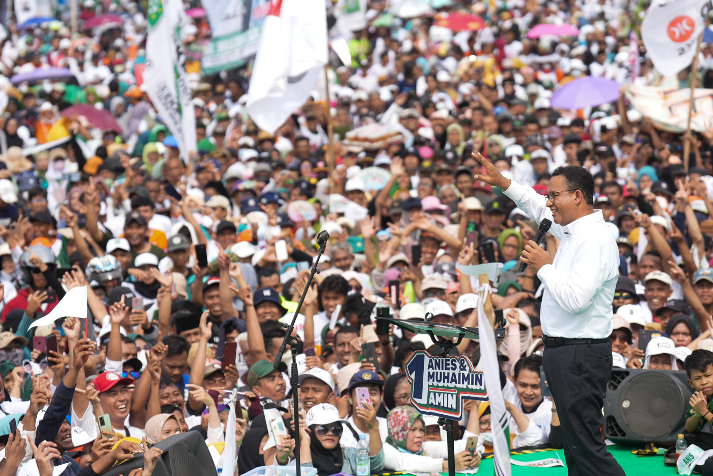 Calon presiden nomor urut 1 Anies Baswedan bersama calon wakil presiden Muhaimin Iskandar saat hadir pada kampanye akbar "Amin" di Lapangan Desa Pendawa, Kabupaten Tegal, Jawa Tengah, Selasa (30/1/2024).