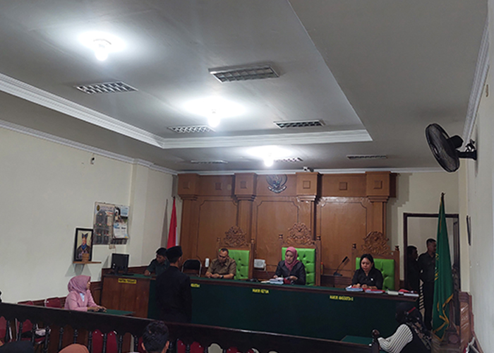 PEMUNGKAS: Majelis Hakim Pengadilan Negeri Bangkalan membacakan putusan terhadap terdakwa MRA. (ZEINAL ABIDIN/JPRM)