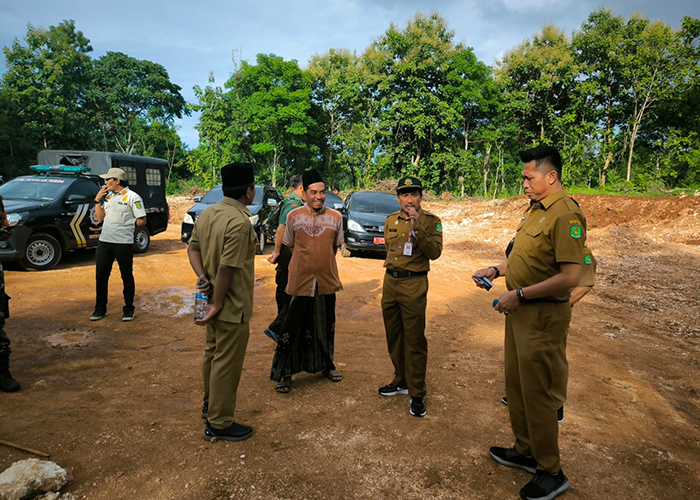 Kabag Perekonomian dan SDA Setkab Sumenep Dadang Dedy Iskandar (kanan), Ketua TP3 Sumenep Moh. Ramli (dua dari kanan), dan ASN pengelola tambang Maswandi datang ke lokasi galian C di Desa Langsar.