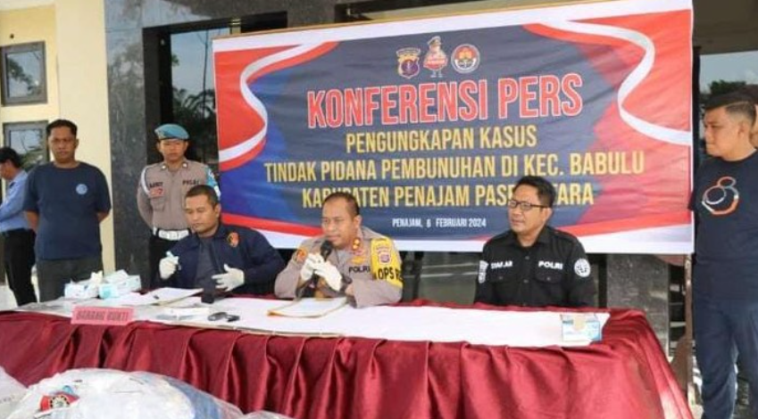 Polisi saat melakukan konferensi pers terkait pengungkapan kasus pembunuhan satu keluarga di PPU, Kaltim. (Foto: detik.com)