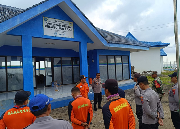 SIAGA: Tim Basarnas melakukan apel di Kecamatan Raas, Sumenep, sebelum melakukan pencarian pemuda yang loncat dari KM Sabuk Nusantara 92, Minggu (4/2). (BASARNAS SUMENEP UNTUK JPRM)