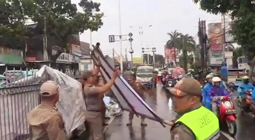 Dokumentasi - Petugas Satpol PP Jakarta Timur tengah menertibkan alat peraga kampanye (APK). (Foto: antara.com)