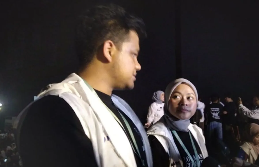 Putri Calon Wakil Presiden RI Muhaimin Iskandar (Cak Imin), Rahma Arifa Muhaimin (kanan), bersama putra Calon Presiden RI Anies Baswedan. (Foto: antara.com)